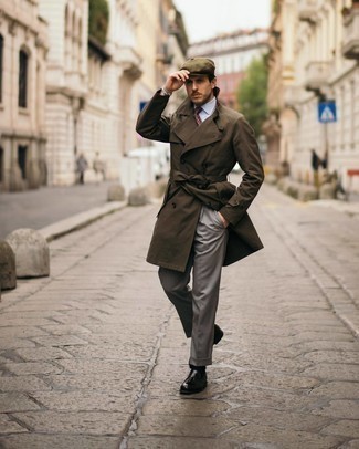 Come indossare e abbinare un trench per un uomo di 30 anni: Scegli un outfit composto da un trench e pantaloni eleganti grigi per essere sofisticato e di classe. Opta per un paio di mocassini con nappine in pelle neri per avere un aspetto più rilassato.