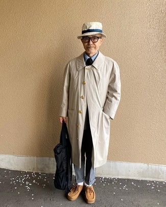 Come indossare e abbinare un trench con chukka per un uomo di 60 anni: Potresti indossare un trench e pantaloni eleganti grigi per un look elegante e alla moda. Per un look più rilassato, mettiti un paio di chukka.