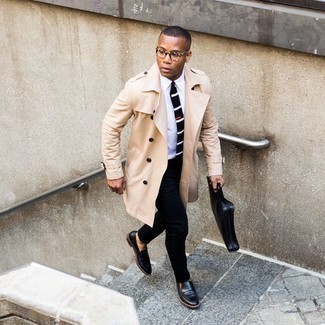 Moda uomo anni 20 in modo formale: Prova ad abbinare un trench beige con pantaloni eleganti neri per essere sofisticato e di classe. Abbina questi abiti a un paio di mocassini eleganti in pelle neri.