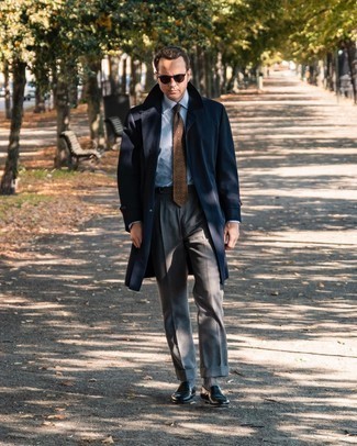 Come indossare e abbinare una cravatta a pois terracotta: Indossa un trench blu scuro con una cravatta a pois terracotta per essere sofisticato e di classe. Per un look più rilassato, scegli un paio di mocassini eleganti in pelle neri.