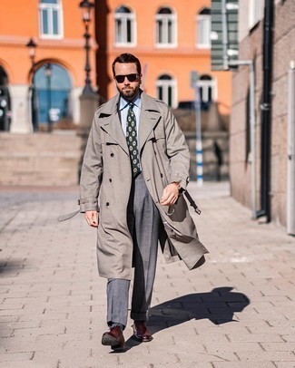 Come indossare e abbinare scarpe derby in pelle bordeaux in modo formale: Combina un trench grigio con pantaloni eleganti grigi come un vero gentiluomo. Per un look più rilassato, opta per un paio di scarpe derby in pelle bordeaux.