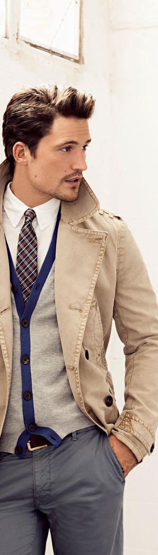 Come indossare e abbinare una cravatta marrone per un uomo di 30 anni in autunno 2024: Punta su un trench marrone chiaro e una cravatta marrone come un vero gentiluomo. Una magnifica scelta per le temperature autunnali!