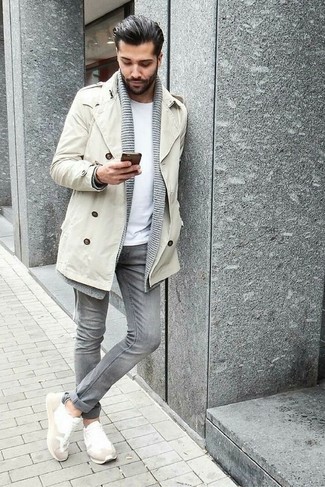 Look alla moda per uomo: Trench beige, Cardigan con collo a scialle grigio, T-shirt girocollo bianca, Jeans aderenti grigi