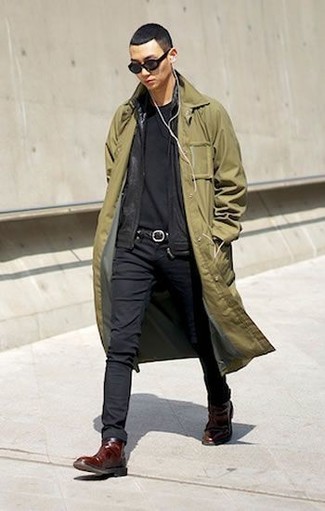 Come indossare e abbinare un trench verde scuro con jeans aderenti neri: Indossa un trench verde scuro con jeans aderenti neri per vestirti casual. Scegli uno stile classico per le calzature e scegli un paio di stivali chelsea in pelle marrone scuro.