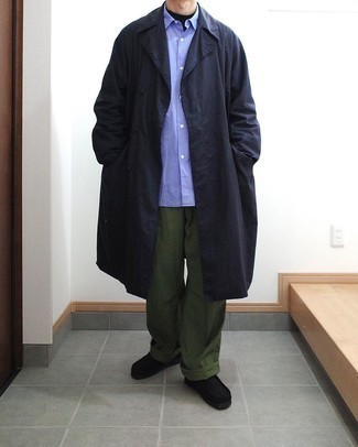 Quale chino indossare con chukka nere per un uomo di 30 anni quando fa freddo: Scegli un outfit composto da un trench blu scuro e chino, perfetto per il lavoro. Chukka nere daranno una nuova dimensione a un look altrimenti classico.