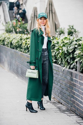 Come indossare e abbinare un trench verde quando fa caldo in modo formale: Abbina un trench verde con jeans grigio scuro per un look trendy e alla mano. Stivaletti in pelle neri sono una eccellente scelta per completare il look.