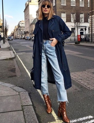 Come indossare e abbinare un trench con stivaletti in modo formale: Combina un trench con jeans azzurri per un look raffinato per il tempo libero. Stivaletti sono una valida scelta per completare il look.
