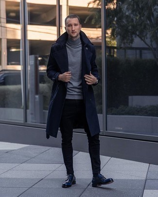 Quale jeans indossare con scarpe derby blu scuro per un uomo di 20 anni in modo smart-casual: Prova ad abbinare un trench blu scuro con jeans per essere elegante ma non troppo formale. Calza un paio di scarpe derby blu scuro per dare un tocco classico al completo.
