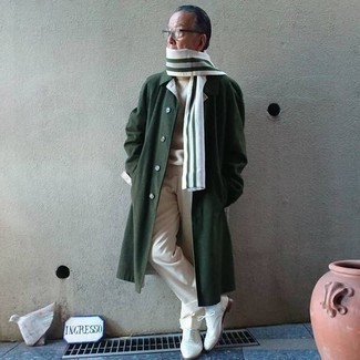 Moda uomo anni 60: Mostra il tuo stile in un trench verde scuro con un dolcevita di lana lavorato a maglia beige per un abbigliamento elegante ma casual.