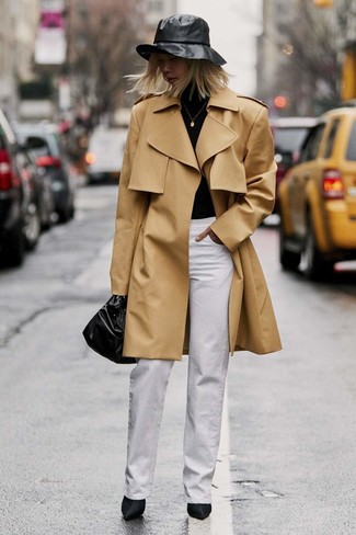 Look alla moda per donna: Trench marrone chiaro, Dolcevita nero, Pantaloni larghi bianchi, Stivaletti di raso neri