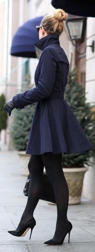 Come indossare e abbinare guanti per una donna di 30 anni in autunno 2024: Indossa un trench blu scuro e guanti per un look comfy-casual. Completa questo look con un paio di décolleté in pelle scamosciata neri. È fantastica idea per essere molto elegante in questi mesi autunnali!