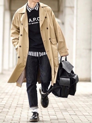Come indossare e abbinare jeans grigio scuro in modo smart-casual: Potresti abbinare un trench marrone chiaro con jeans grigio scuro per un look da sfoggiare sul lavoro. Prova con un paio di scarpe derby in pelle nere per un tocco virile.
