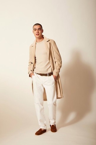 Look alla moda per uomo: Trench marrone chiaro, Felpa beige, Chino bianchi, Mocassini eleganti in pelle scamosciata marroni