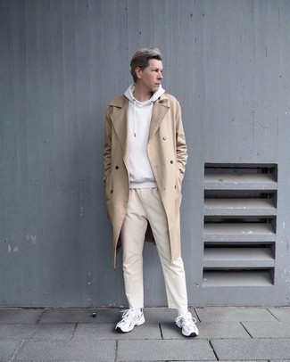 Come indossare e abbinare un trench marrone chiaro per un uomo di 30 anni in modo casual: Metti un trench marrone chiaro e jeans beige, perfetto per il lavoro. Per un look più rilassato, scegli un paio di scarpe sportive argento.