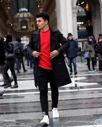 Come indossare e abbinare una felpa bordeaux: Questa combinazione di una felpa bordeaux e jeans neri è perfetta per il tempo libero. Rifinisci questo look con un paio di sneakers basse di tela bianche.