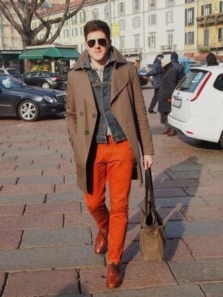 Quale giacca di jeans indossare con scarpe oxford marroni: Prova a combinare una giacca di jeans con chino arancioni per vestirti casual. Aggiungi un paio di scarpe oxford marroni al tuo look per migliorare all'istante il tuo stile.