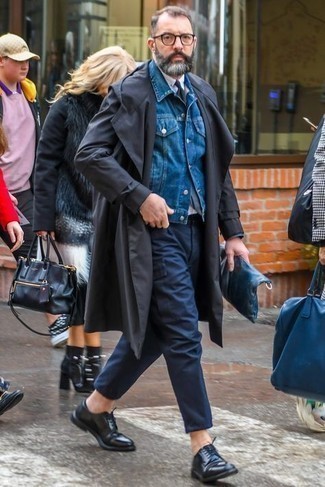 Come indossare e abbinare una giacca di jeans blu per un uomo di 50 anni in modo smart-casual: Potresti combinare una giacca di jeans blu con pantaloni cargo blu scuro per un look semplice, da indossare ogni giorno. Per le calzature, scegli lo stile classico con un paio di scarpe derby in pelle nere.