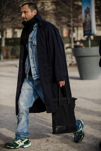 Quale jeans indossare con una giacca di jeans azzurra per un uomo di 40 anni: Scegli una giacca di jeans azzurra e jeans per un look spensierato e alla moda. Per un look più rilassato, scegli un paio di scarpe sportive multicolori come calzature.