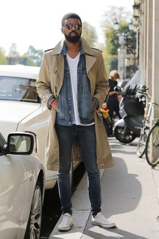 Come indossare e abbinare una giacca di jeans con un trench per un uomo di 30 anni: Prova a combinare un trench con una giacca di jeans per un look da sfoggiare sul lavoro. Per un look più rilassato, calza un paio di sneakers basse di tela bianche.