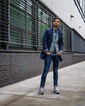 Quale giacca di jeans indossare con jeans blu scuro in autunno 2024: Combina una giacca di jeans con jeans blu scuro per un look trendy e alla mano. Perfeziona questo look con un paio di sneakers basse grigie. Una buona idea per le temperature autunnali!