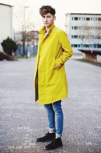 Come indossare e abbinare chukka in pelle scamosciata nere: Combina un trench giallo con jeans aderenti blu per un look semplice, da indossare ogni giorno. Chukka in pelle scamosciata nere sono una buona scelta per completare il look.