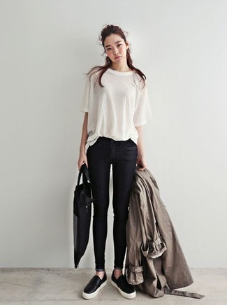 Look alla moda per donna: Trench grigio, T-shirt girocollo bianca, Jeans aderenti neri, Sneakers senza lacci nere