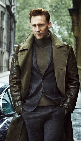 Look di Tom Hiddleston: Trench in pelle verde oliva, Abito di lana grigio scuro, Dolcevita verde oliva