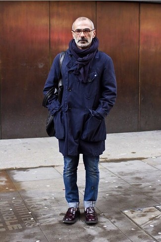 Quale jeans indossare con mocassini eleganti bordeaux per un uomo di 60 anni in autunno 2024: Punta su un trench blu scuro e jeans per un look davvero alla moda. Prova con un paio di mocassini eleganti bordeaux per dare un tocco classico al completo. Ecco un outfit ideale per questo autunno.