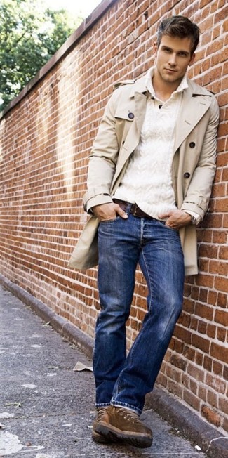 Come indossare e abbinare jeans blu con un maglione a collo alto con bottoni bianco quando fa caldo: Abbina un maglione a collo alto con bottoni bianco con jeans blu per un look da sfoggiare sul lavoro. Stivali casual marroni sono una eccellente scelta per completare il look.