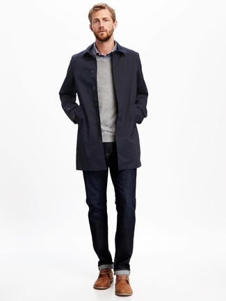 Look alla moda per uomo: Trench blu scuro, Maglione con scollo a v grigio, Camicia a maniche lunghe a quadretti blu, Jeans blu scuro