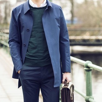 Come indossare e abbinare un trench per un uomo di 30 anni in modo smart-casual: Scegli un outfit composto da un trench e pantaloni eleganti blu scuro per un look elegante e di classe.