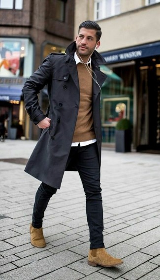 Quale trench indossare con jeans aderenti neri in modo smart-casual: Coniuga un trench con jeans aderenti neri per un look spensierato e alla moda. Scegli uno stile classico per le calzature e scegli un paio di stivali chelsea in pelle scamosciata marrone chiaro.