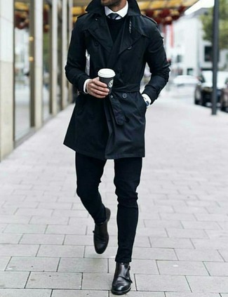 Come indossare e abbinare una cravatta nera per un uomo di 30 anni in modo smart-casual: Potresti indossare un trench nero e una cravatta nera per un look elegante e alla moda. Se non vuoi essere troppo formale, indossa un paio di scarpe double monk in pelle nere.