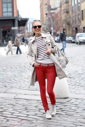 Come indossare e abbinare jeans aderenti rossi per una donna di 30 anni in modo smart-casual: Prova ad abbinare un trench beige con jeans aderenti rossi per essere casual. Se non vuoi essere troppo formale, scegli un paio di sneakers basse di tela bianche.