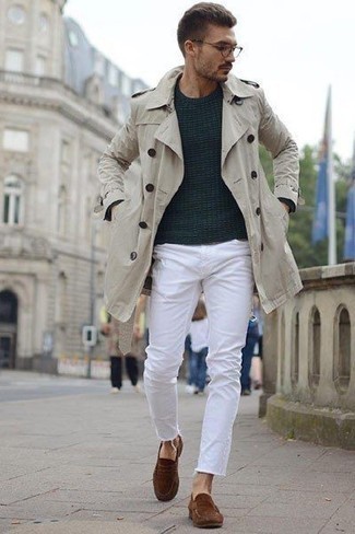 Look alla moda per uomo: Trench beige, Maglione girocollo blu scuro, Jeans bianchi, Mocassini eleganti in pelle scamosciata marroni