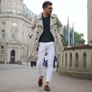 Look alla moda per uomo: Trench beige, Maglione girocollo verde scuro, Jeans bianchi, Mocassini eleganti in pelle scamosciata marroni