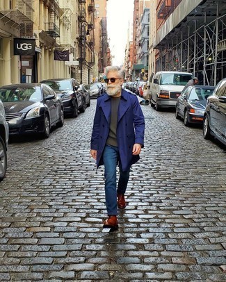 Quale jeans indossare con un trench blu scuro per un uomo di 50 anni: Metti un trench blu scuro e jeans, perfetto per il lavoro. Perfeziona questo look con un paio di stivali casual in pelle terracotta.