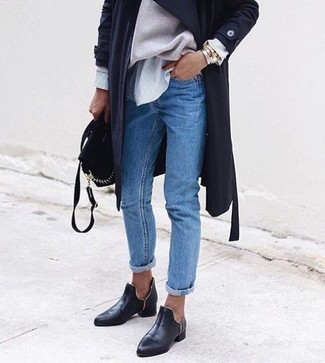 Come indossare e abbinare jeans blu con mocassini eleganti in pelle neri: Abbina un trench leggero nero con jeans blu per creare un look raffinato e glamour. Mocassini eleganti in pelle neri sono una valida scelta per completare il look.