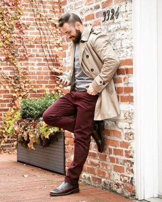 Come indossare e abbinare una felpa per un uomo di 30 anni: Indossa una felpa con jeans bordeaux per un look semplice, da indossare ogni giorno. Completa il tuo abbigliamento con un paio di stivali chelsea in pelle marrone scuro.