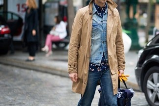 Quale giacca di jeans indossare con un trench marrone chiaro per un uomo di 30 anni in autunno 2024: Potresti indossare un trench marrone chiaro e una giacca di jeans, perfetto per il lavoro. È stupenda idea per l’autunno!