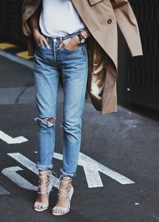 Come indossare e abbinare un trench con jeans: Punta su un trench e jeans per essere trendy e seducente. Sandali con tacco in pelle bianchi sono una validissima scelta per completare il look.