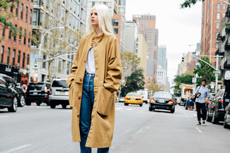 Come indossare e abbinare un trench beige per una donna di 30 anni in primavera 2025 in modo smart-casual: Coniuga un trench beige con jeans blu per un outfit che si fa notare. Ecco una eccellente scelta per creare uno stupendo look primaverile.