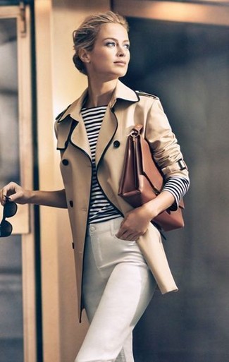 Come indossare e abbinare una borsa marrone: Indossa un trench marrone chiaro e una borsa marrone per un look spensierato e alla moda.