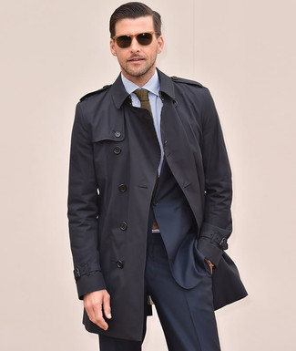 Come indossare e abbinare un trench nero: Prova a combinare un trench nero con un abito blu scuro come un vero gentiluomo.