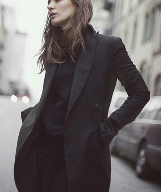 Come indossare e abbinare un maglione girocollo nero con un trench nero: Indossa un trench nero con un maglione girocollo nero per un look trendy e alla mano.