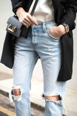 Quale trench indossare con jeans azzurri per una donna di 30 anni quando fa caldo in modo casual: Prova ad abbinare un trench con jeans azzurri per un look comfy-casual.