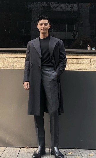 Quale chino indossare con un trench nero in modo smart-casual: Abbina un trench nero con chino per creare un look smart casual. Impreziosisci il tuo outfit con un paio di stivali chelsea in pelle neri.