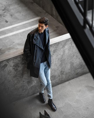 Come indossare e abbinare un trench nero: Scegli un trench nero e jeans azzurri per un look davvero alla moda. Per le calzature, scegli lo stile classico con un paio di stivali chelsea in pelle neri.