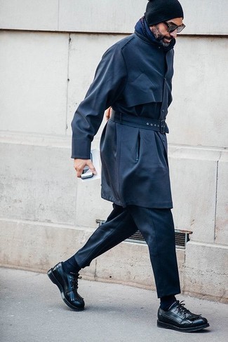 Come indossare e abbinare un trench con pantaloni eleganti in modo formale: Prova a combinare un trench con pantaloni eleganti come un vero gentiluomo. Opta per un paio di scarpe derby in pelle nere per un tocco più rilassato.