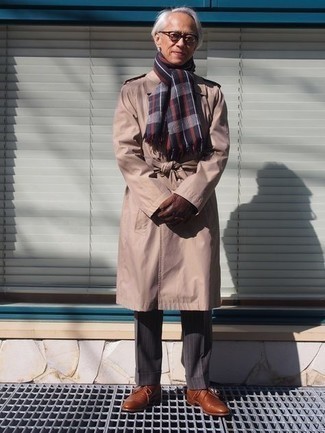Moda uomo anni 50: Metti un trench marrone chiaro e pantaloni eleganti a righe verticali grigio scuro per un look elegante e alla moda. Scarpe derby in pelle marroni sono una validissima scelta per completare il look.